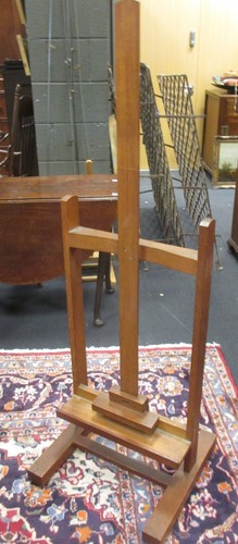 Lot 389 - A 20th century oak easel