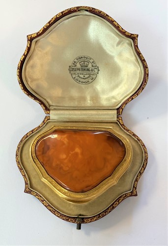 Lot 213 - By repute a gift from Queen Victoria - An amber snuff box