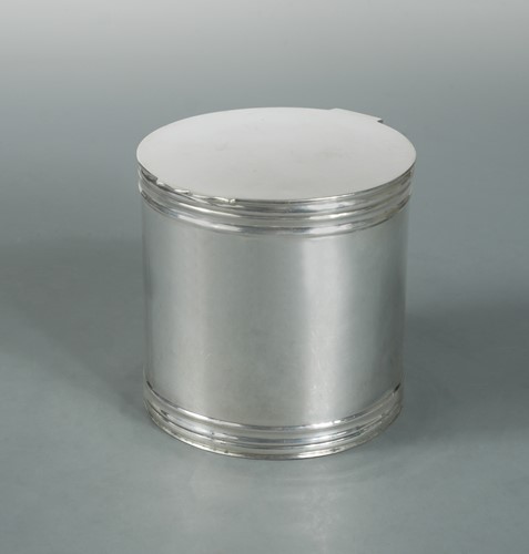 Lot 598 - A George V silver drum casket