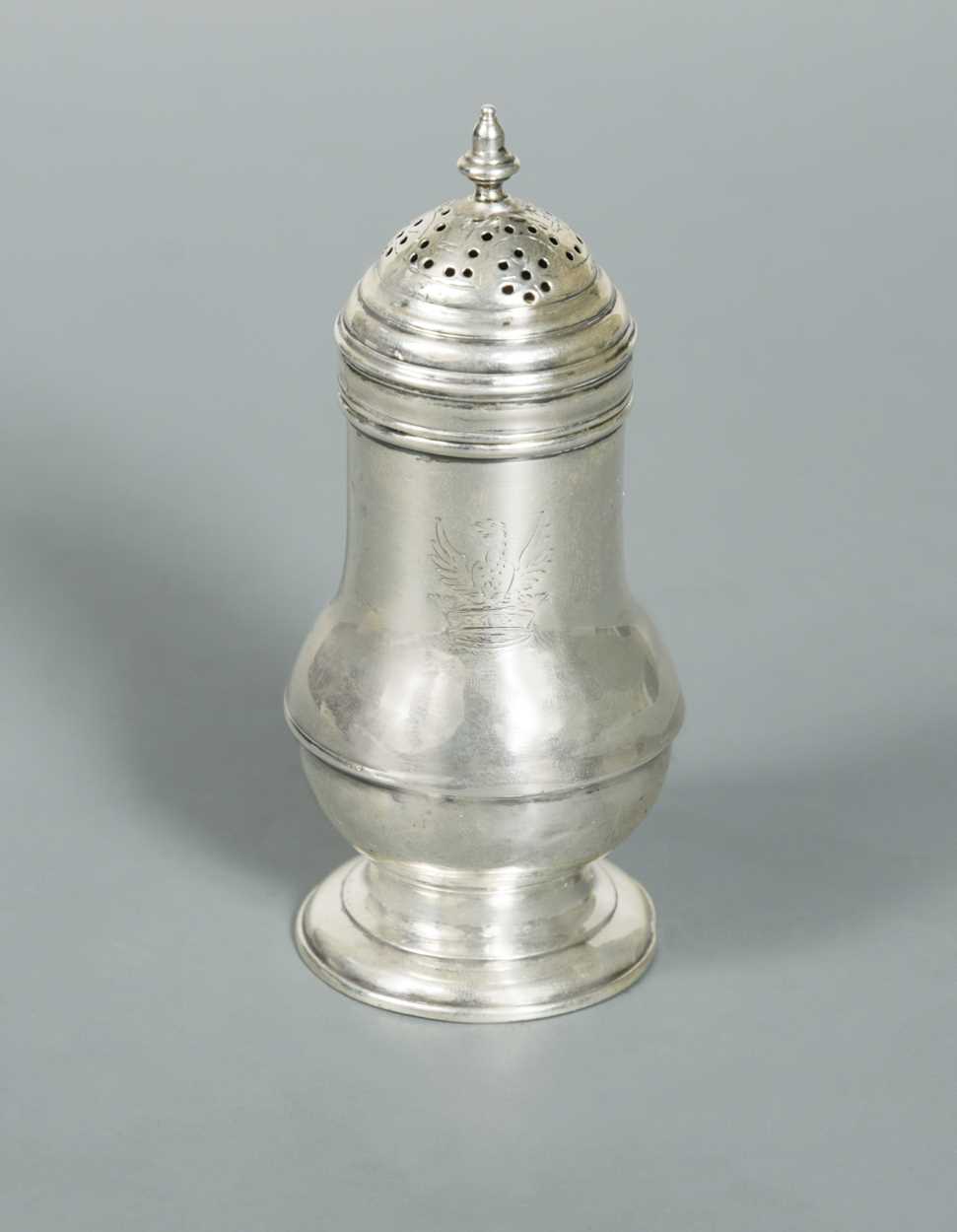 Lot 433 - A George I silver spice caster