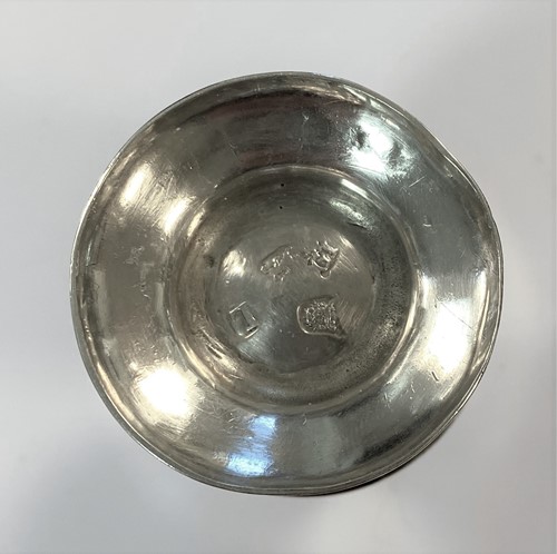 Lot 433 - A George I silver spice caster