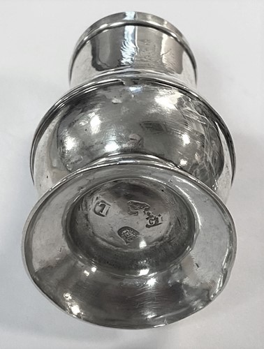 Lot 433 - A George I silver spice caster