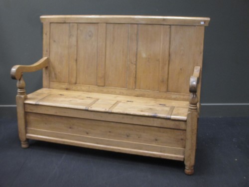 Lot 478 - A pine box settle, 111 x 158cm