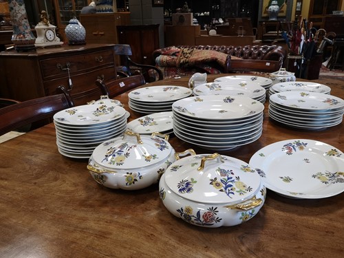 Lot 83 - An extensive Haviland Limoge dinner service