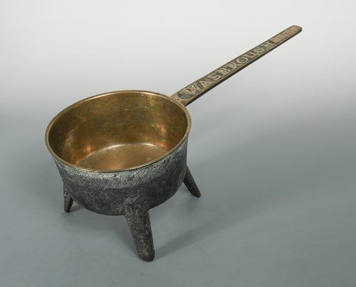 Lot 407 - An 18th century bronze metal skillet