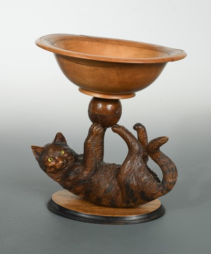 Lot 385 - A Black Forest carved wood cat tazza
