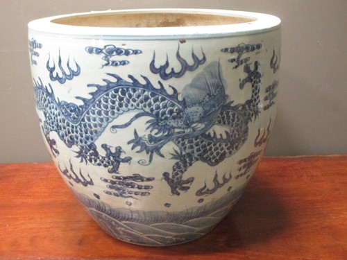 Lot 86 - A Chinese blue and white porcelain fish tank/jardiniere, Qing style