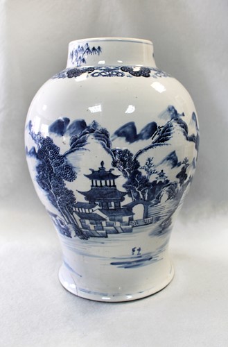 Lot 70 - A Chinese blue and white porcelain vase, Qing Dynasty circa 1800