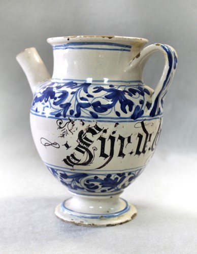 Lot 25 - An 18th century Savona Syrup jar