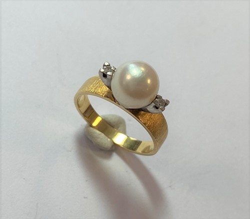 Lot 57 - A cultured pearl and diamond ring