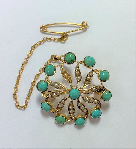 Lot 103 - A turquoise and seed pearl brooch / pendant