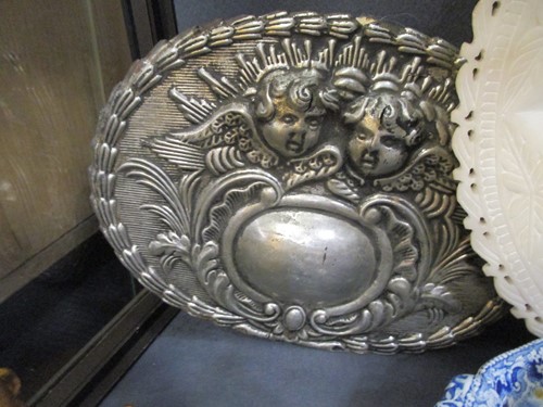 Lot 76 - A quantity of assorted china and decorative items