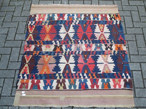 Lot 552 - A small Kelim rug 140 x 114cm