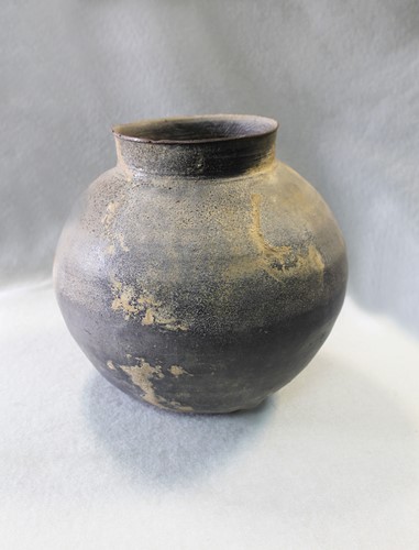 Lot 60 - A Chinese ash glazed pottery jar, perhaps Han Dynasty (206 BC-220 AD)