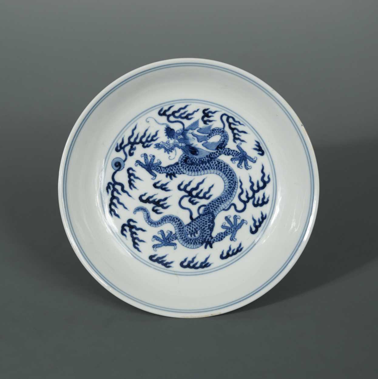 Lot 96 - A Chinese blue and white porcelain dragon dish, Qianlong (1736-1795)