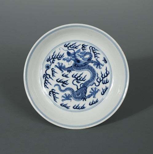 Lot 96 - A Chinese blue and white porcelain dragon dish, Qianlong (1736-1795)