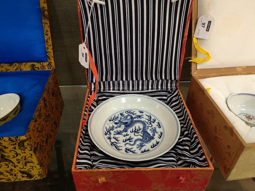 Lot 96 - A Chinese blue and white porcelain dragon dish, Qianlong (1736-1795)