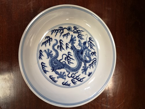 Lot 96 - A Chinese blue and white porcelain dragon dish, Qianlong (1736-1795)