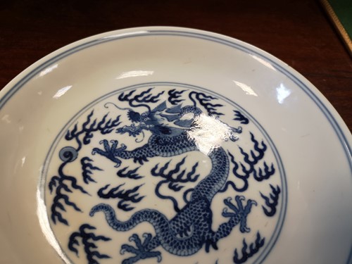 Lot 96 - A Chinese blue and white porcelain dragon dish, Qianlong (1736-1795)