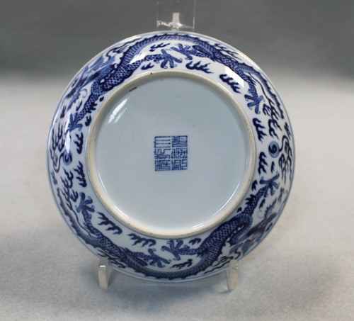 Lot 96 - A Chinese blue and white porcelain dragon dish, Qianlong (1736-1795)