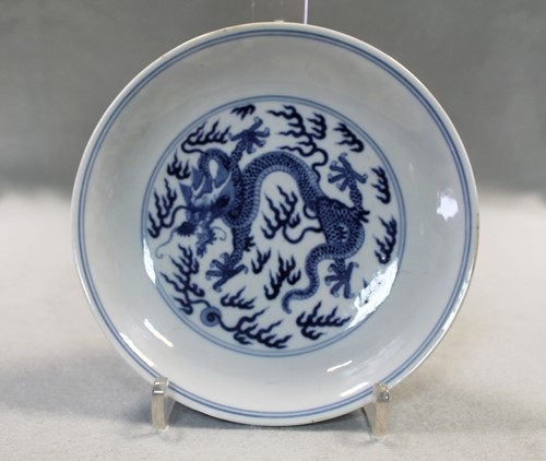 Lot 96 - A Chinese blue and white porcelain dragon dish, Qianlong (1736-1795)