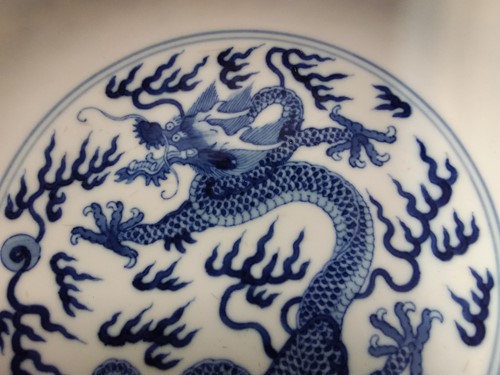 Lot 96 - A Chinese blue and white porcelain dragon dish, Qianlong (1736-1795)