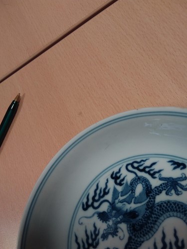 Lot 96 - A Chinese blue and white porcelain dragon dish, Qianlong (1736-1795)