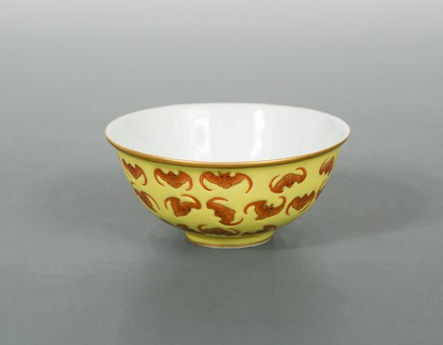 Lot 105 - A Chinese “One Hundred Bats” yellow ground porcelain tea bowl, Tongzhi (1856-1884)