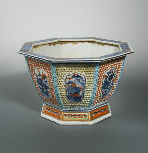 Lot 101 - A Chinese export porcelain octagonal jardinière, Qing Dynasty, 18/19th century