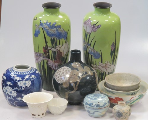 Lot 53 - A collection of Asian ceramics, including...