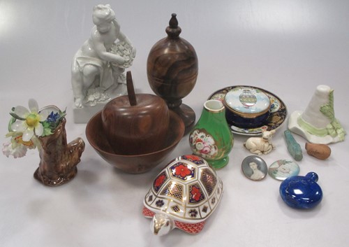Lot 67 - A collection of small collectors items,...