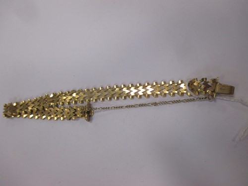 Lot 133 - A chevron link bracelet stamped '18K', 10.9g
