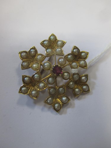 Lot 155 - Edwardian six leaf 15ct gold brooch set with...