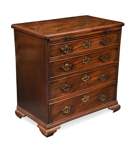 Lot 556 - A small George III mahogany chest of drawers