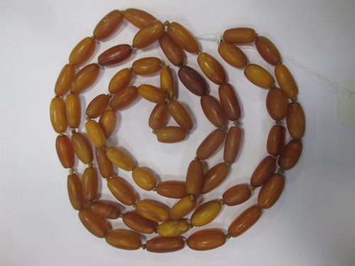 Lot 128 - A necklace of amber beads