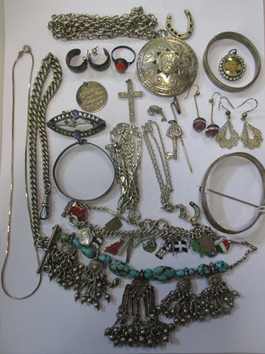Lot 156 - A collection of silver jewellery including a...