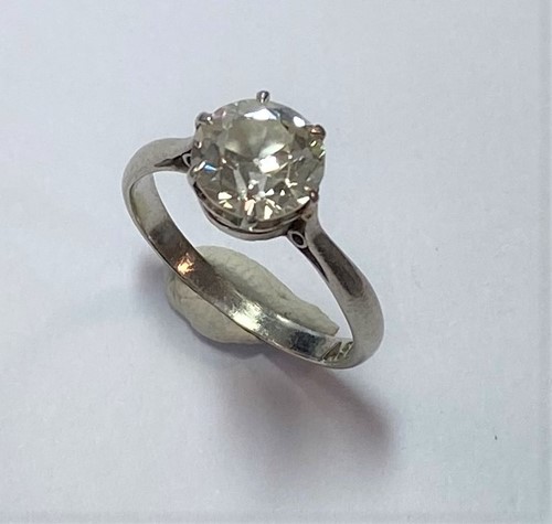 Lot 193 - A single stone diamond ring
