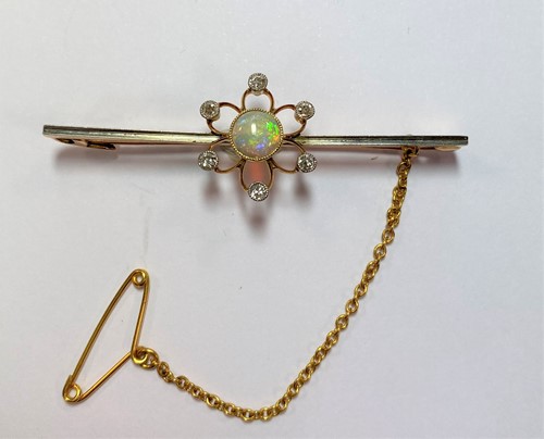 Lot 87 - A bar brooch set with an opal and diamonds