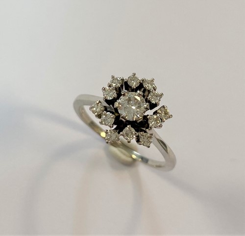 Lot 190 - A modern style diamond cluster ring