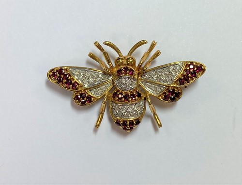 Lot 112 - A 20th Century ruby and diamond set bee brooch