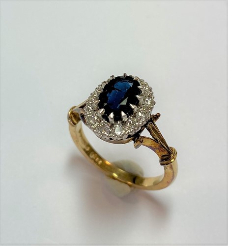 Lot 116 - A sapphire and diamond cluster ring set in 18ct gold