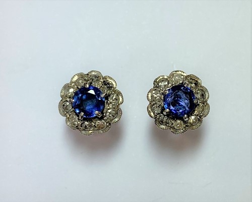 Lot 78 - A pair of sapphire and diamond cluster earstuds