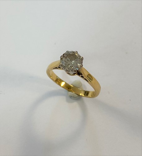 Lot 36 - A single stone diamond ring