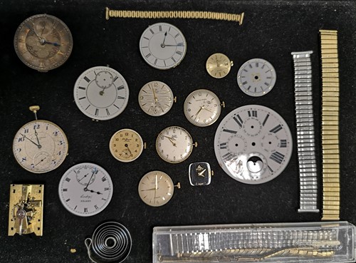 Lot 45 - Five pocket watch movements