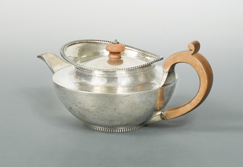 Lot 477 - A George III silver teapot