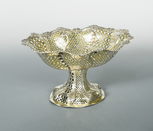 Lot 568 - A Victorian silver gilt pierced fruit bowl