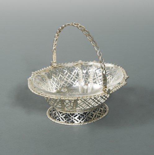 Lot 481 - A George III late 18th Century silver swing handled bon bon dish