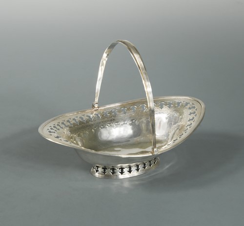 Lot 482 - A George III silver swing handled bon bon dish