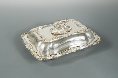 Lot 542 - A William IV silver entrée dish