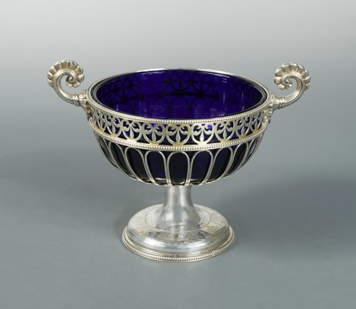 Lot 560 - A Victorian silver pierced bon bon dish